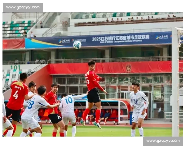 苏超赛场惊现 “钢铁战队”:机器人裁判与球形战警重塑赛事生态 苏超赛场惊现 “钢铁战队”:机器人裁判与球形战警重塑赛事生态
